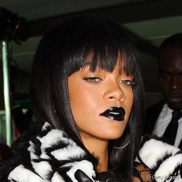 Para criar um look ainda mais irreverente, Rihanna elegeu batom preto para integrar a primeira fila do desfile da grife Jean Paul Gaultier em março